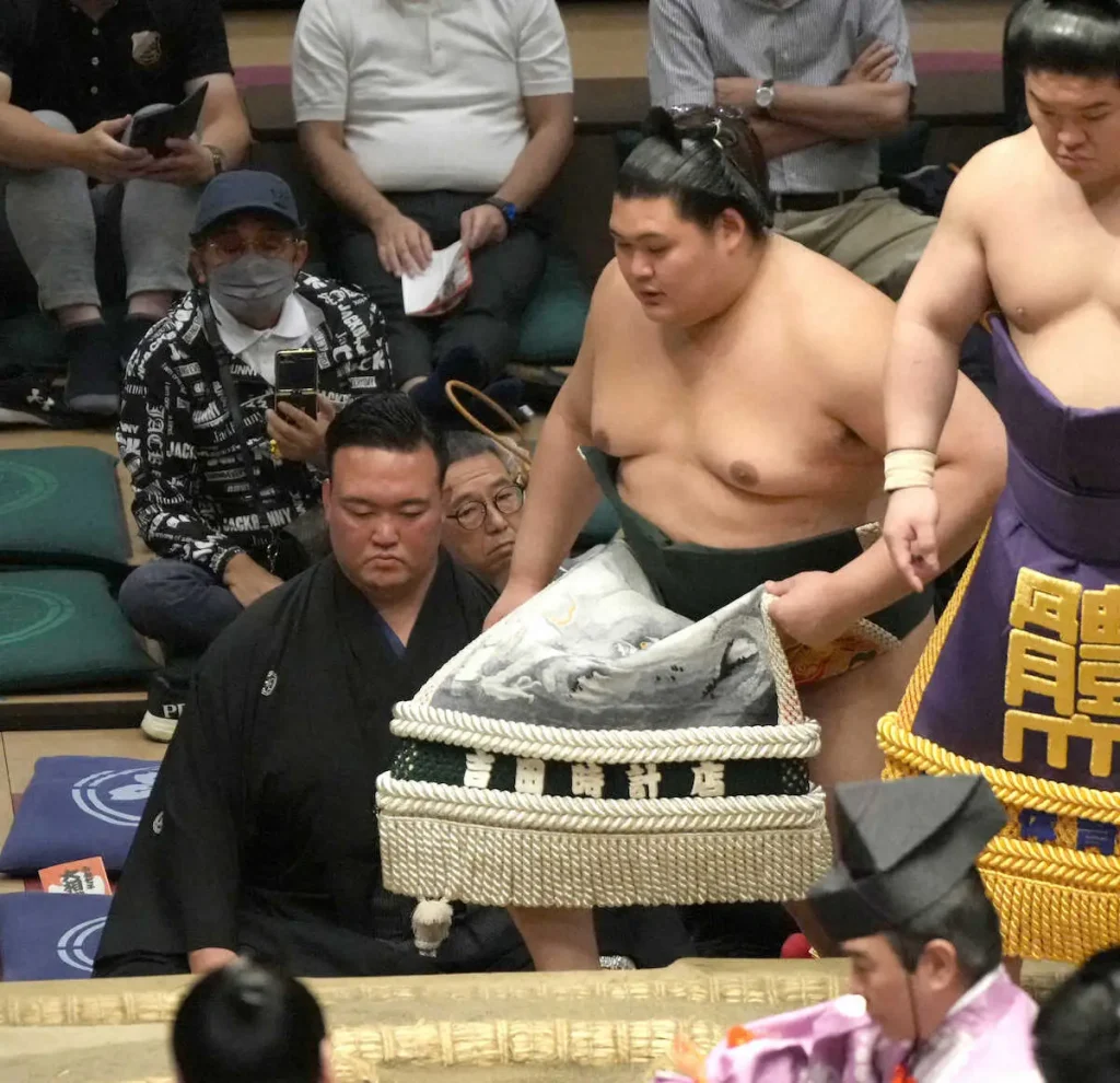 【大相撲】大の里　記録尽くめ4度目賜杯！戦後最速の横綱昇進確実　13日目V10年ぶり、日本出身貴以来29年ぶり